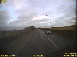 Suicidal overtaking manoeuvre caught on dashcam