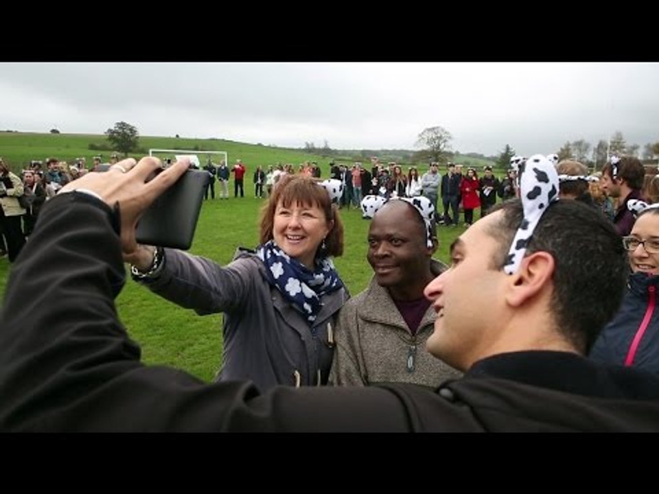Hundreds attempt Guinness World Record for longest Selfie Chain