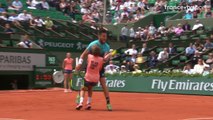 Roland-Garros 2018 : Aïe !! Collision entre Dzumhur et un ramasseur !