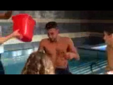 Robin van Persie Takes On The ALS 'Ice Bucket Challenge' !!