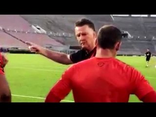 下载视频: Manchester United - Louis van Gaal Shouts At Wayne Rooney, Tells Him How To Shoot!