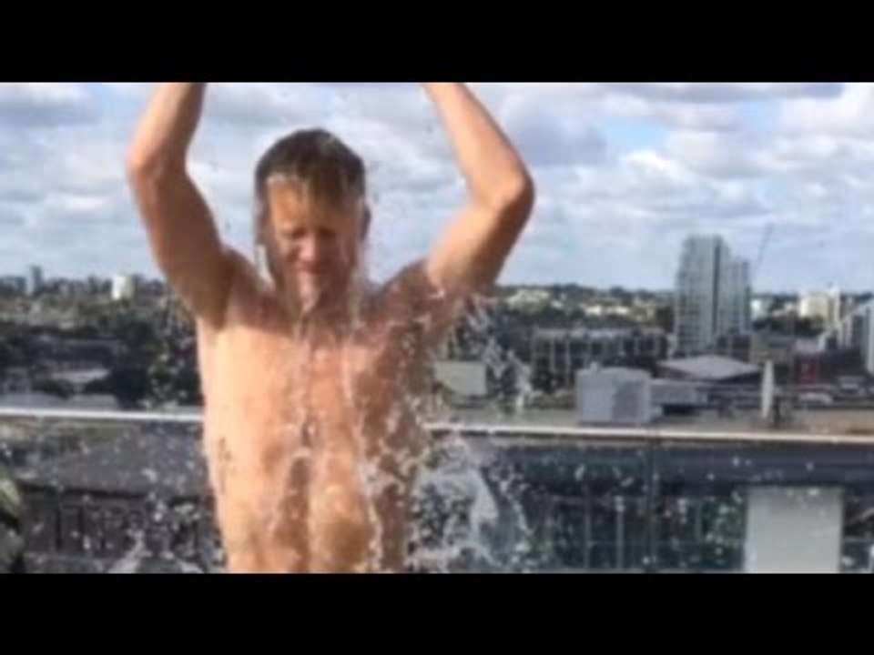 Andre Schurrle Takes On The ALS 'Ice Bucket Challenge' !!