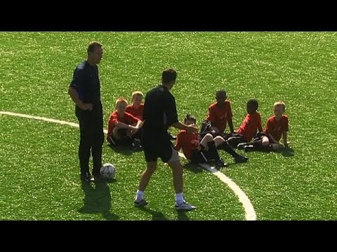 Ryan Giggs Teaches 12 Year Old Danny Welbeck How To Unbalance Defenders In 2003
