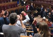 Spanish Opposition Politicians Chant 'Yes We Can' After Vote of No Confidence in Rajoy