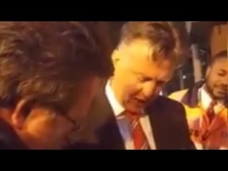 Louis van Gaal Hilariously Chants His Own Chant "Louis van Gaal's Red Army' !