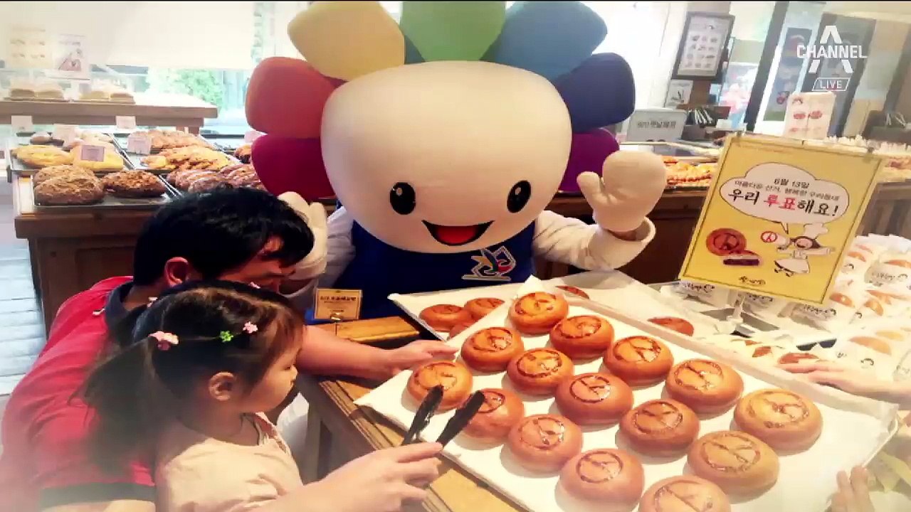“빵 먹고 투표율 빵 터지길”…투표율 높이기 홍보전