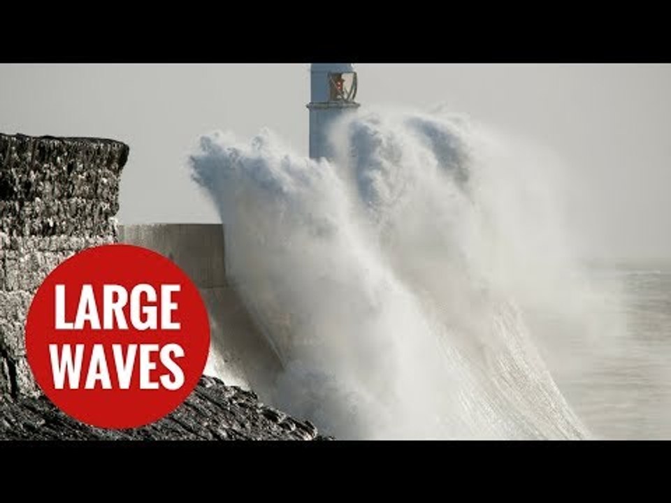 Large waves batter Porthcawl Lighthouse