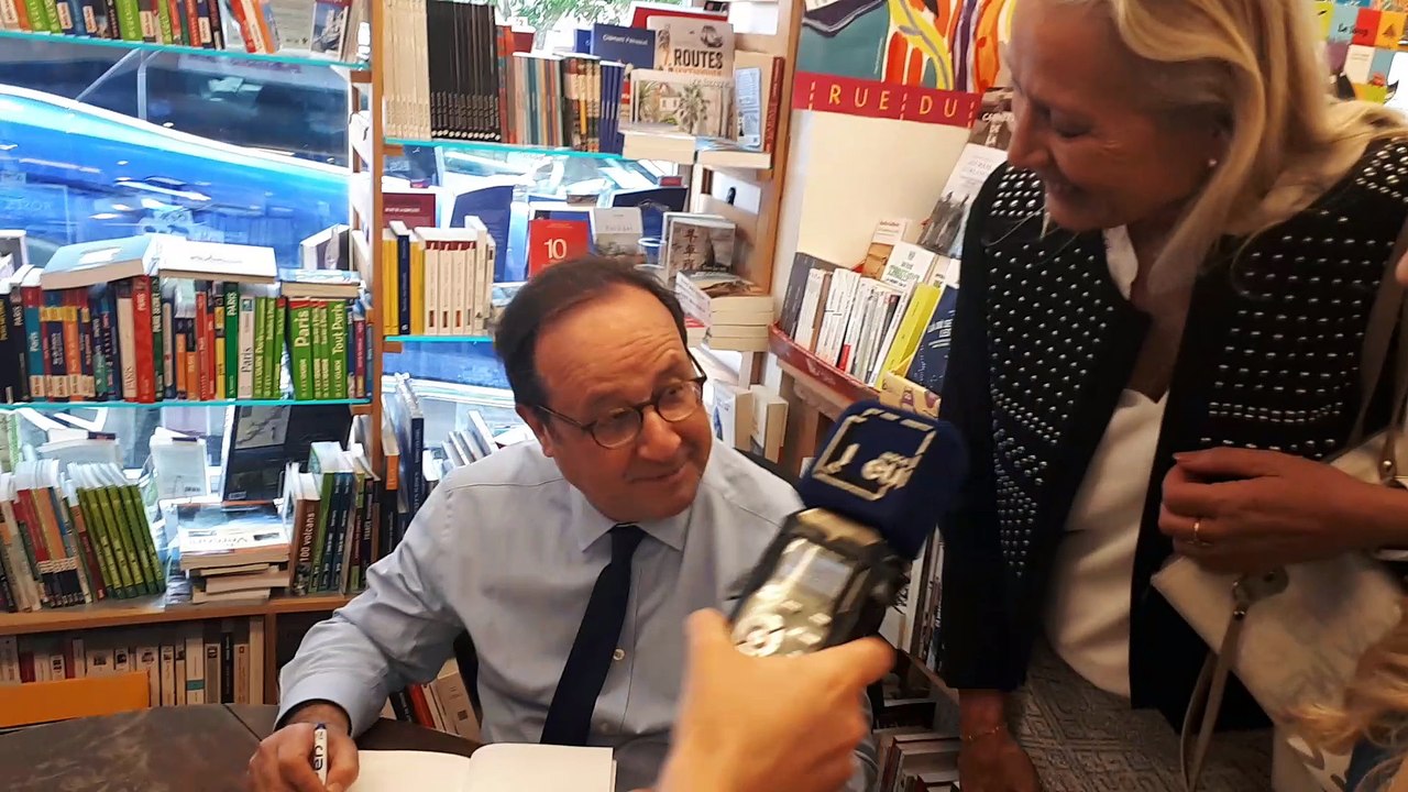 Privas : François Hollande commence à Privas sa séance de dédicace