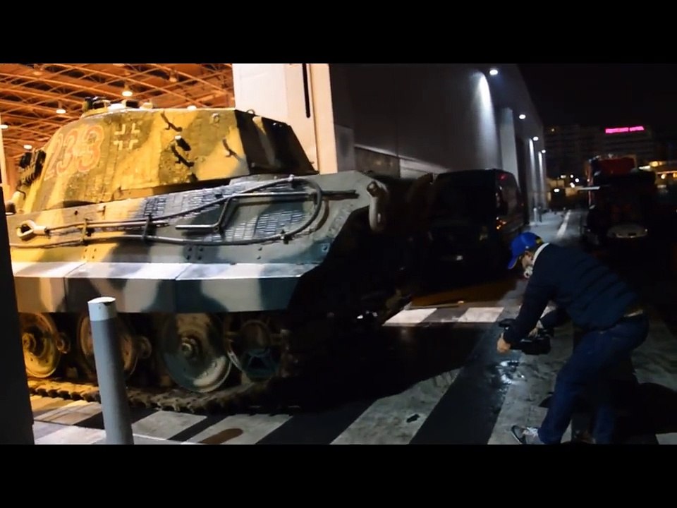Tiger II starting, unloading and driving - Rétromobile new