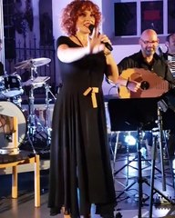 H Ελεωνόρα Ζουγανέλη σε τρελά κέφια χορεύει ξυπόλητη - Live 2016 HD