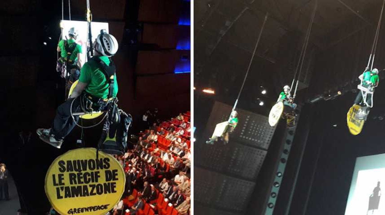 Les images des militants de Greenpeace qui se sont suspendus à l'assemblée générale de Total