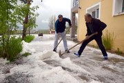 Kars ve Erzincan'da 20 Dakika Boyunca Yağan Dolu, Her Yeri Beyaza Bürüdü