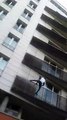 #فيديوشاهد .. شاب من #مالي يتسلق أربعة طوابق لينقذ طفلا صغيرا تدلى من شرفة منزله في #باريس  #الوطن #منوعات
