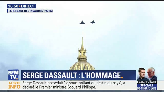 Hommage à Serge Dassault: deux rafales survolent la cour des Invalides