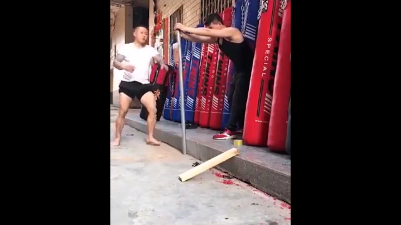 Il casse une brique et plie une barre de fer à coup de pied... Costaud le tibia