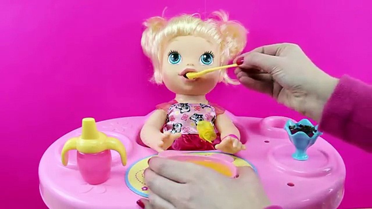 Muñeca Baby Alive en español | Baby Eva come papilla de frutas y un postre de chocolate