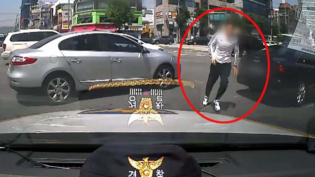 도와주세요 ...아기 생명 살린 경찰차 질주 / YTN