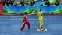 Deux femmes font un duel au wushu