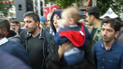 Minik Kerem, şehit olan babasını tabutunun üzerinde son yolculuğuna uğurladı