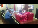 Ora News - Drejtuesi i Policisë Lezhë dhurata fëmijëve të rënë në krye të detyrës