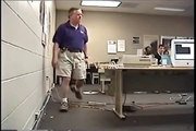 Cet étudiant éclate son ordi devant son prof en plein cours !