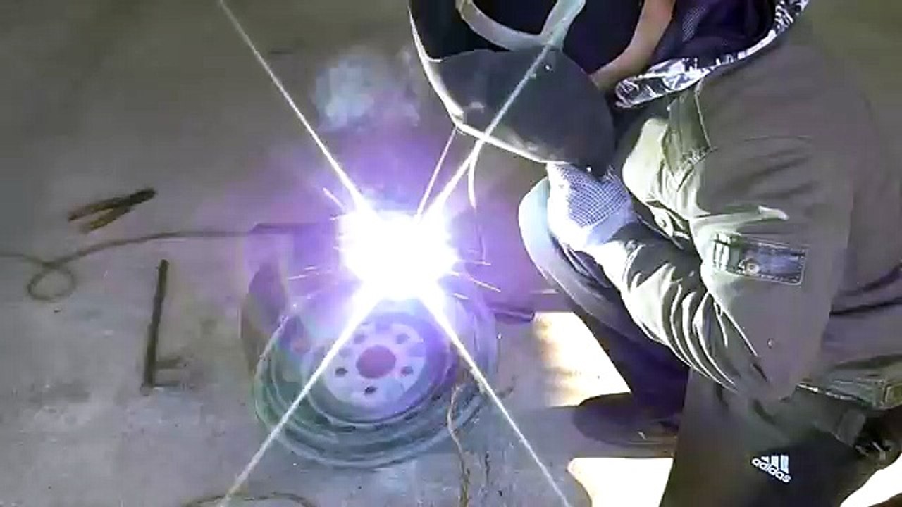 когда нет света,газа и горячей воды печь из автомобильного диска с рубашкой.