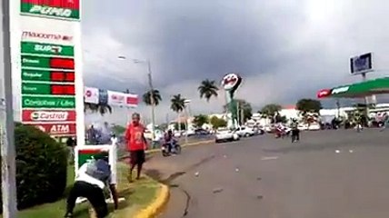 Antimotines disparan contra la gasolinera Puma de Metrocentro. Periodistas y civiles se encuentran refugiados en la tienda. (vídeo de cortesía) >>