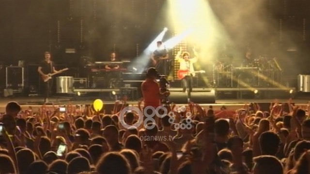 Ora News - Fillon performanca, Ermal Meta mbush sheshin Skënderbej