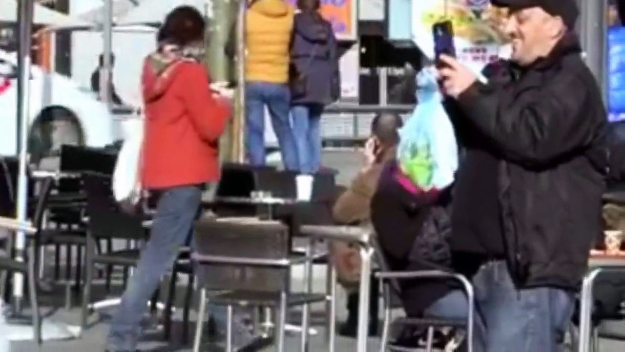 Cristiano Ronaldo se Disfraza de Mendigo y se Pone a Jugar Futbol ¡¡Fantastico!!