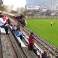 Pendant ce temps en Slovénie, petit match de foot et train qui passe