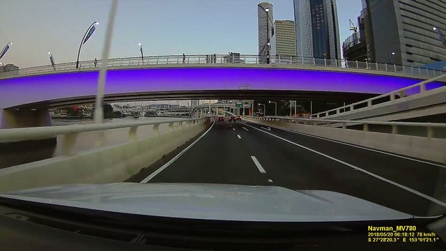Il se fait éclater le pare-brise par une bouteille jetée du haut d'un pont sur l'autoroute