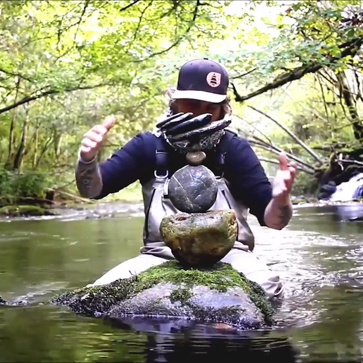 Ce qu'il fait avec ces cailloux est incroyable... Equilibre impossible
