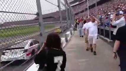 Une spectatrice au bord de la piste d'une course de stock car : fou