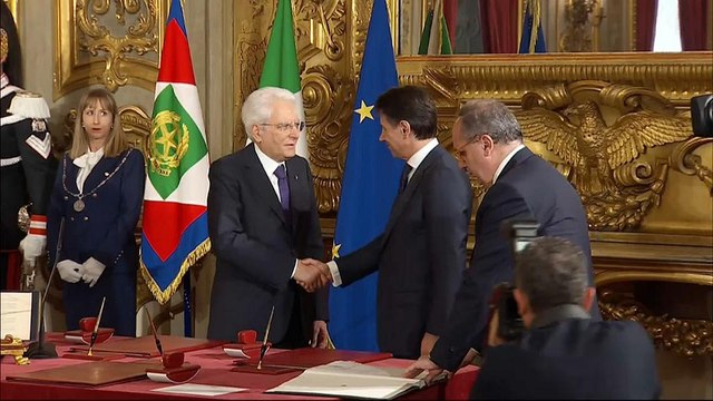 Новое правительство присягнуло на верность Республике