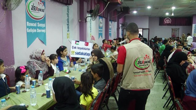 Sadakataşı Derneğinden Gazze'de 350 yetime iftar yemeği - GAZZE