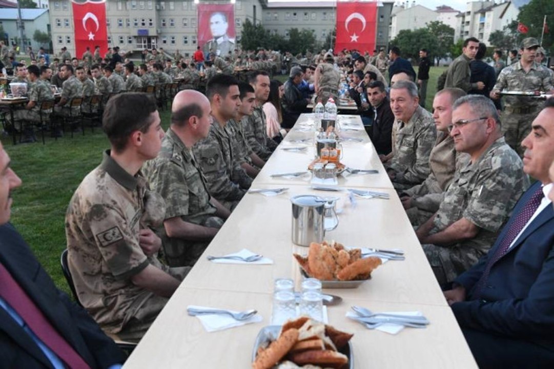 Orgeneral Akar, Hakkari'de Birlikleri Denetledi, Mehmetçik İle İftar Yaptı