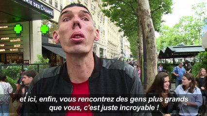 Les plus grands hommes du monde en balade à Paris