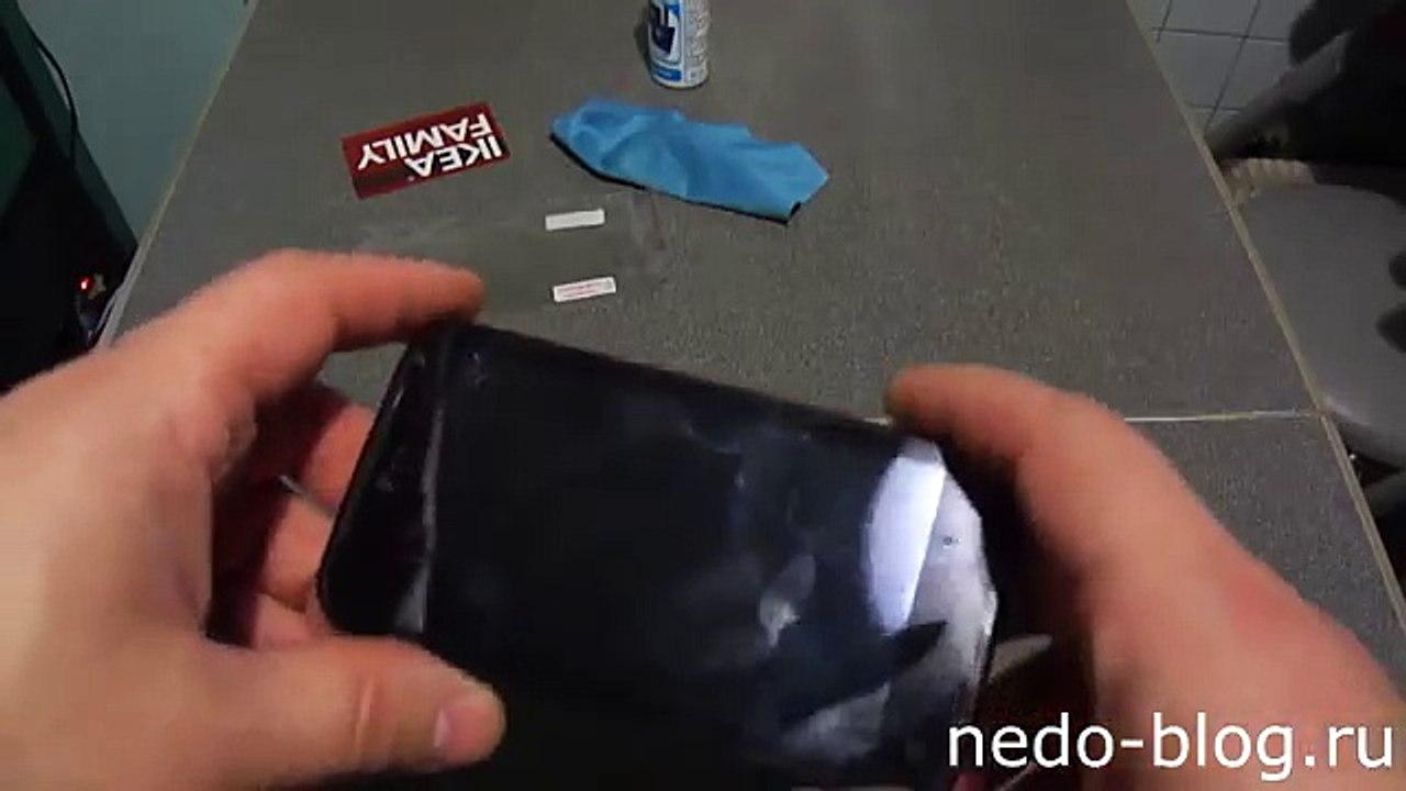 Наклейка защитной пленки на исцарапанный, разбитый экран телефона. Неожиданный эффект