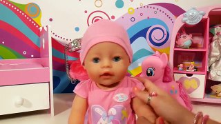 Cuidamos a la bebé Claudia - Baby Born - vídeos de bebés - juguetes en español