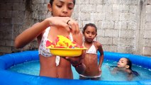 Desafio na piscina: Quem pega mais objetos