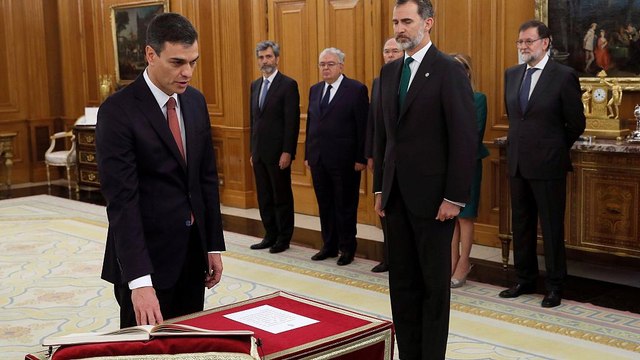 Педро Санчес присягнул королю