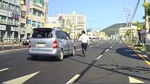 [단독영상] '제어 불가' 차량에 뛰어든 도로 위 의인 / YTN