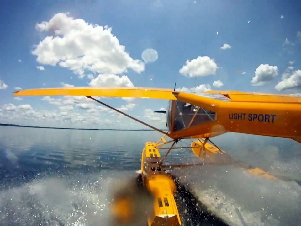 Au décollage, un hydravion frôle de peu un crocodile