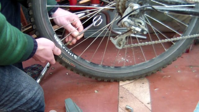 Самодельный насос из шприца для велосипеда