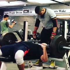 Cet homme lâche la barre sur lui en plein développer couché.