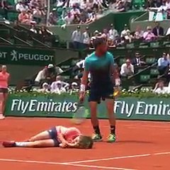 Rolland Garros : Damir Dzumhur se prend un ramasseur de balle