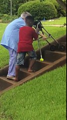 Un enfant aide une mamie à monter des marches