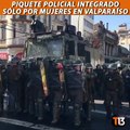 Las mujeres están coordinando el orden de los manifestantes en las afueras del Congreso en Valparaíso, en medio de la cuenta pública.» http://T13.cl