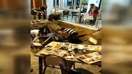 İftar yapıyorlardı, restoranın zemini çöktü