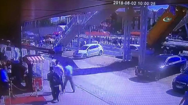 Başkent'te kamyonun açık unutulan damperi üst geçide böyle çarptı